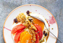 Labneh di yogurt al miele con agrumi e croccante di mandorle