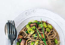 Spaghetti integrali con tofu croccante, fave fresche e salsa al sesamo