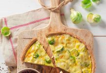Quiche integrale ai cavoletti di Bruxelles con insalatina di radicchio