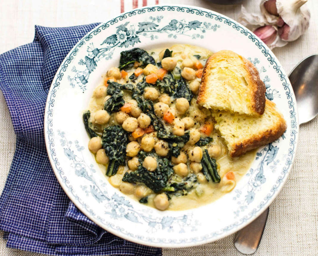Zuppa toscana di ceci e cavolo nero con crostini all'aglio