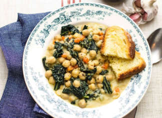 Zuppa toscana di ceci e cavolo nero con crostini all'aglio
