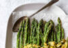Asparagi al forno con cetriolini e capperi