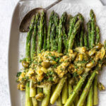 Asparagi al forno con cetriolini e capperi