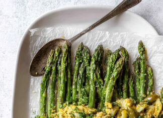 Asparagi al forno con cetriolini e capperi