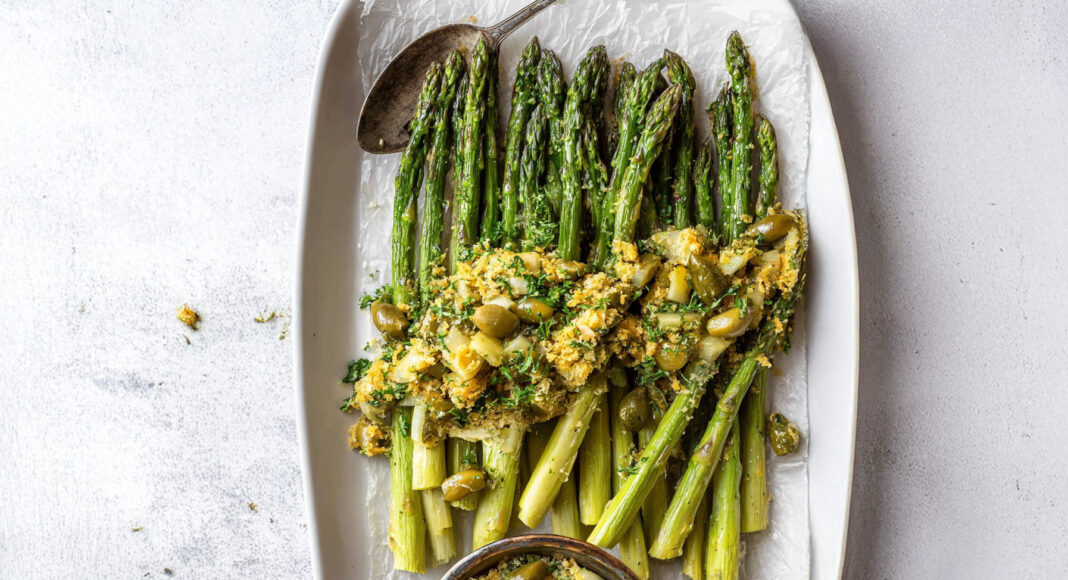 Asparagi al forno con cetriolini e capperi