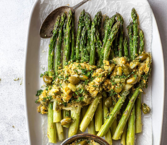 Asparagi al forno con cetriolini e capperi