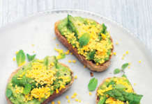 Crostini con pesto di piselli freschi, asparagi e mimosa