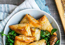 Fagottini di pasta fillo con ripieno di fave, ricotta e miele