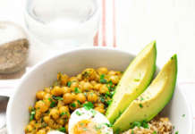 Piatto unico di avena, ceci speziati, avocado e uovo