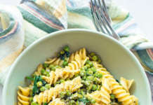 Fusilloni alla carbonara con piselli freschi e spinaci