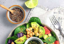 Insalata di cavolo rosso, ceci, avocado