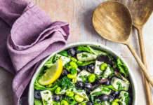 Insalata con primo sale marinato alle erbe, fave fresche e mirtilli