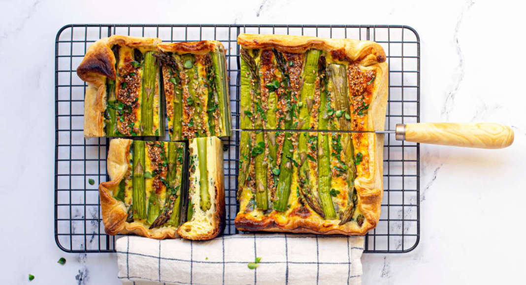 Torta rustica agli asparagi con erbe profumate