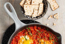 Uova in salsa speziata di pomodori freschi