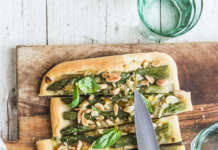 Focaccia con asparagi, cipollotti e mandorle