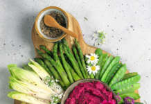 Tagliere primavera con crema di barbabietola e feta