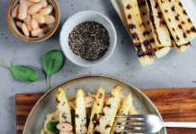 Asparagi grigliati su crema di fagioli