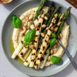 Asparagi grigliati su crema di fagioli