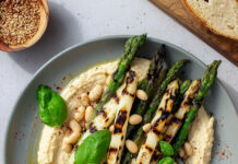 Asparagi grigliati su crema di fagioli