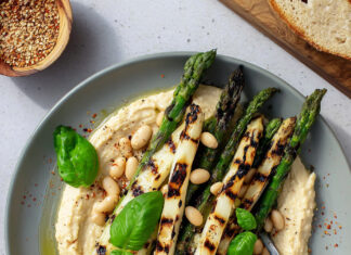 Asparagi grigliati su crema di fagioli