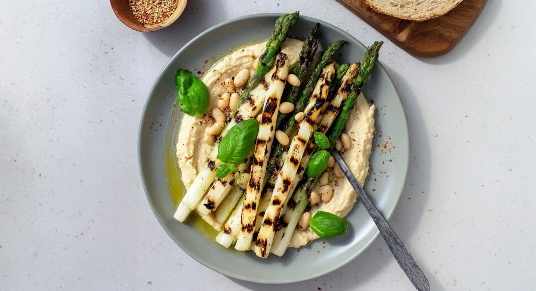 Asparagi grigliati su crema di fagioli