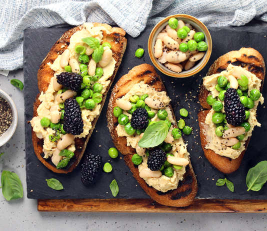 Bruschette vegan con hummus di cannellini e piselli