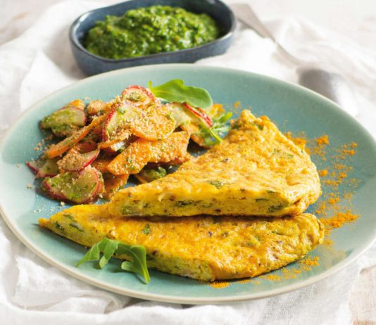 Frittata alla curcuma con ortaggi al pesto di rucola