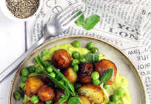 Contorno di patate e piselli con salsa veloce