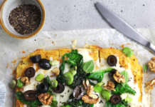 Socca (focaccia di ceci) con olive e spinaci