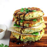 Burger vegetariani di zucchine, pane e scamorza