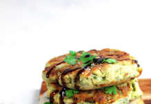 Burger vegetariani di zucchine, pane e scamorza