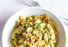 Farfalle in crema di fiori di zucca, zucchine e sesamo