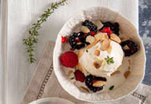 Gelato alla banana con more e lamponi freschi