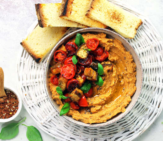 Hummus con pomodorini e melanzane