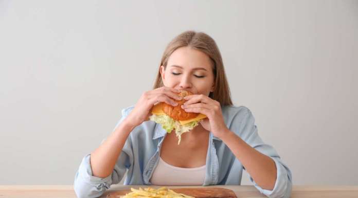 Ecco come il cibo spazzatura ci rovina il sonno