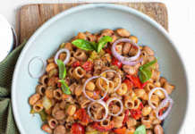 Pasta e fagioli freschi con pomodori e cipolla rossa
