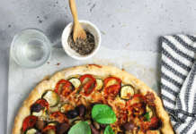 Pizza brisè con pomodorini, zucchine e olive