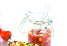 Salsa cruda di pomodori e cetrioli marinati al basilico