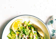 Tagliatelle di zucchine con ricotta salata, olive e pinoli