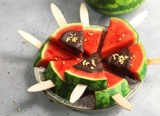 Ricette speciali con l’anguria che fanno subito estate Anguria ricoperta da cioccolato croccante