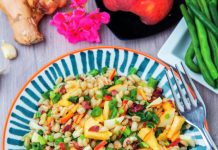 Orzo alle pesche e zenzero con fagiolini e scamorza affumicata