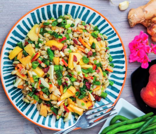 Orzo alle pesche e zenzero con fagiolini e scamorza affumicata
