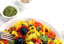 Pasta al pesto, peperoni, capperi e olive