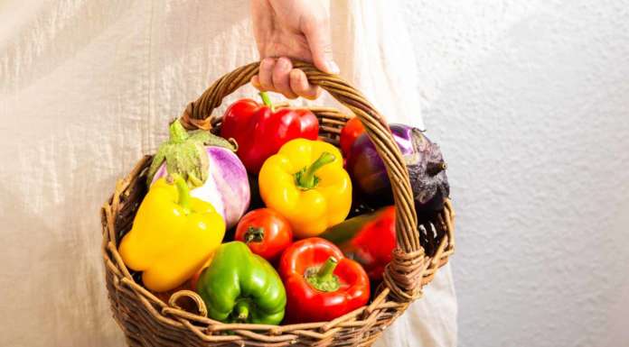 Gli ortaggi colorati dell’estate: meglio crudi o cotti?
