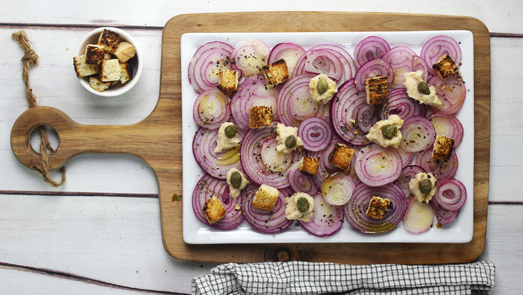 Cipolle marinate con hummus ai capperi