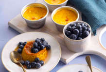 Crème caramel senza latte con mirtilli marinati