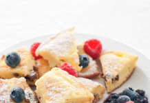 Dolce di ricotta con frutti di bosco