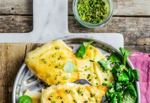 Provolone alla piastra con pistacchi e songino al sesamo