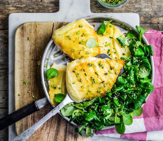 Provolone alla piastra con pistacchi e songino al sesamo