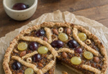 Crostata d'uva, frutta secca e composta di fichi
